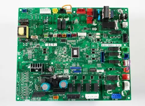 Grüne Leiterplatte mit verschiedenen elektronischen Komponenten, Anschlüssen und Beschriftungen, möglicherweise zur Verwendung in einem Daikin Produkt.